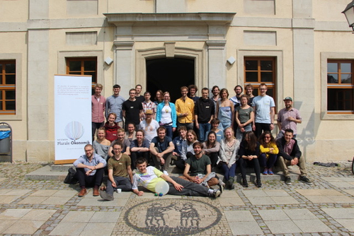 Gruppenfoto vor einem Gebäude mit dem Banner des Netzwerks Plurale Ökonomik